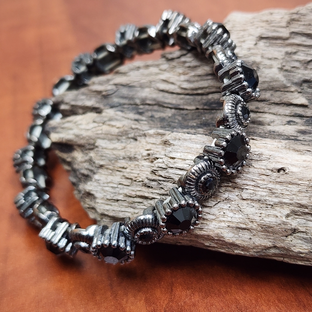 Stretch Bracelet With Shiny Black Glass Gems and Gunmetal Silver Toned Metal